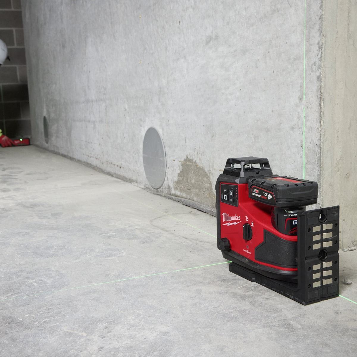 Milwaukee M12A3PLO-0C 12V M12 Green Auto Alignment 360° 3 Plane Laser with 1 x 2.0Ah Battery Charger Case & Laser Tripod